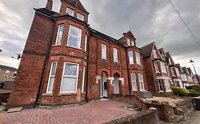 Central Bedford Free Parking & Private Garden& Conservatory Perfect For Large Group Of People